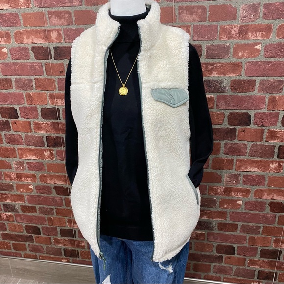 XS Reversible Sherpa Sage Green Zip Up Vest - Picture 13 of 17